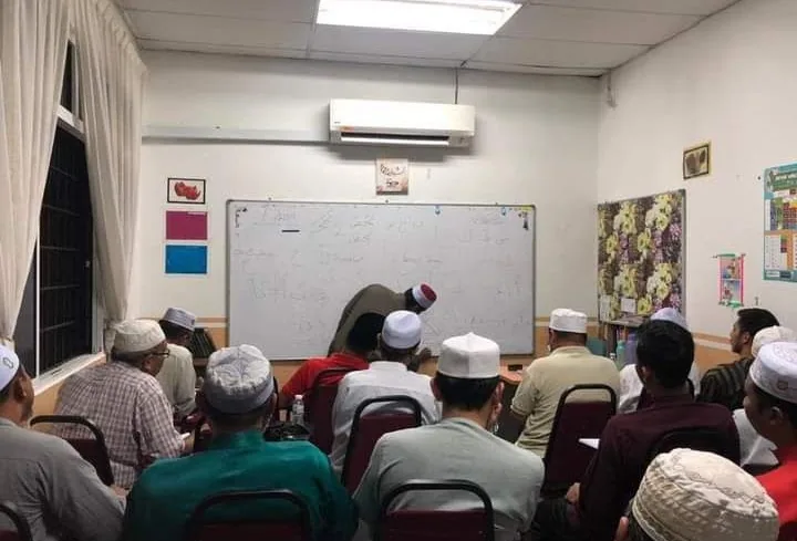 Peserta mengikuti kelas mengaji dalam ruang pembelajaran